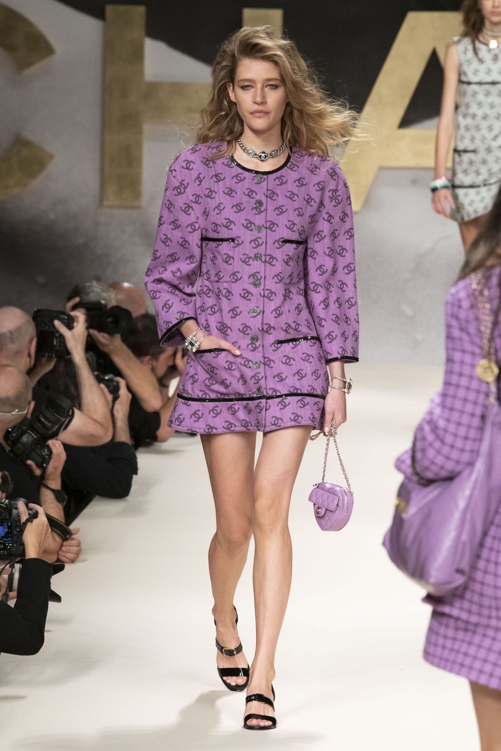 Τσάντα καρδιά: H pop πινελιά των ανοιξιάτικων look-2