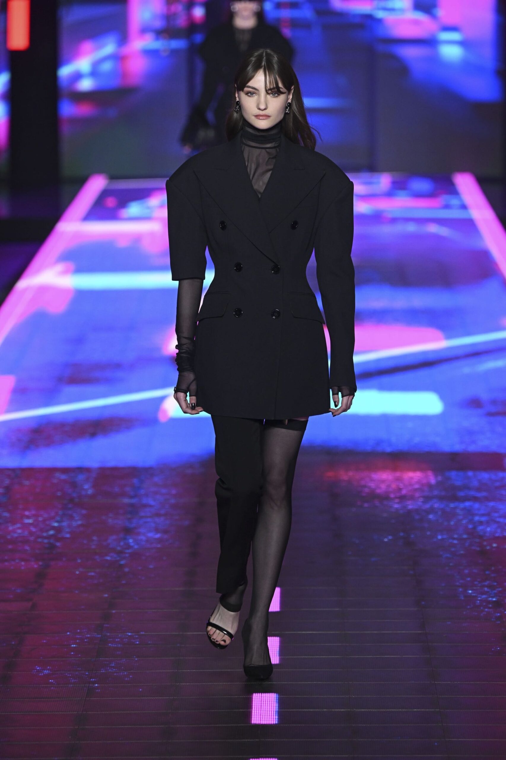 Dolce & Gabbana Μαύρο κοστούμι: Eίναι πάντα η πιο elegant επιλογή-3