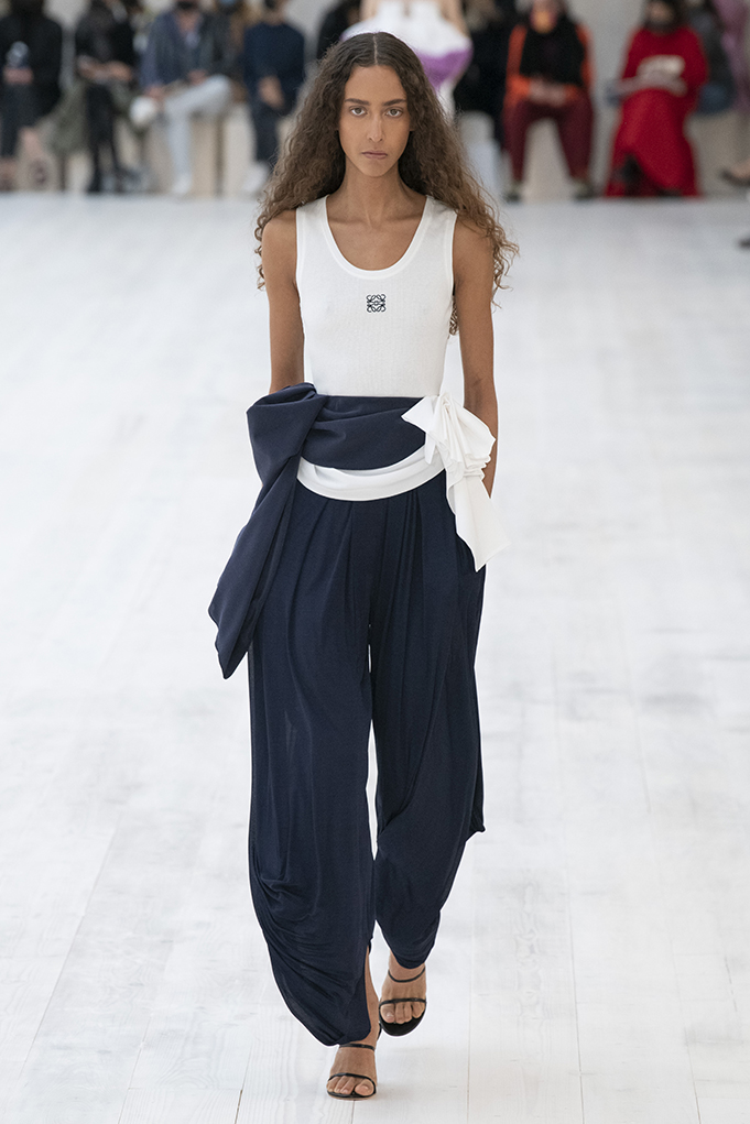 Harem παντελόνια: Το comfy trend της άνοιξης που θα φορέσουμε non-stop-2