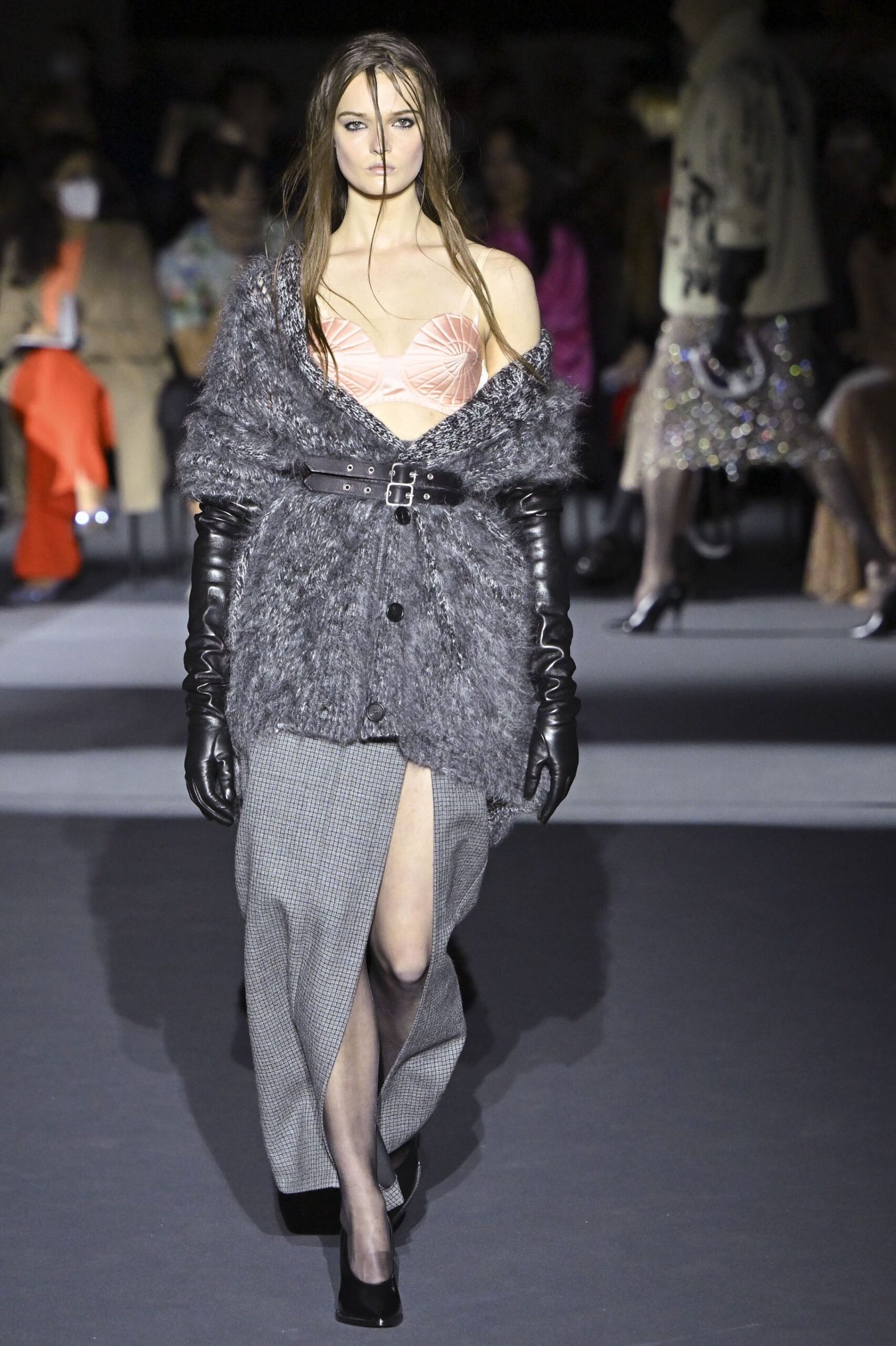 Slit skirt: Αυτές είναι οι πιο σέξι μίντι φούστες της σεζόν-4
