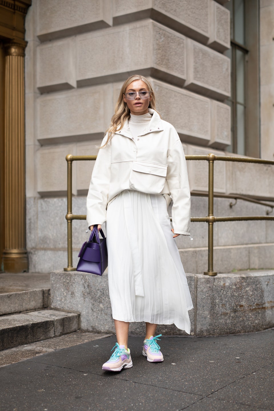 Sneakers: 6 καλοκαιρινά office looks από τον οδηγό της Vogue-5