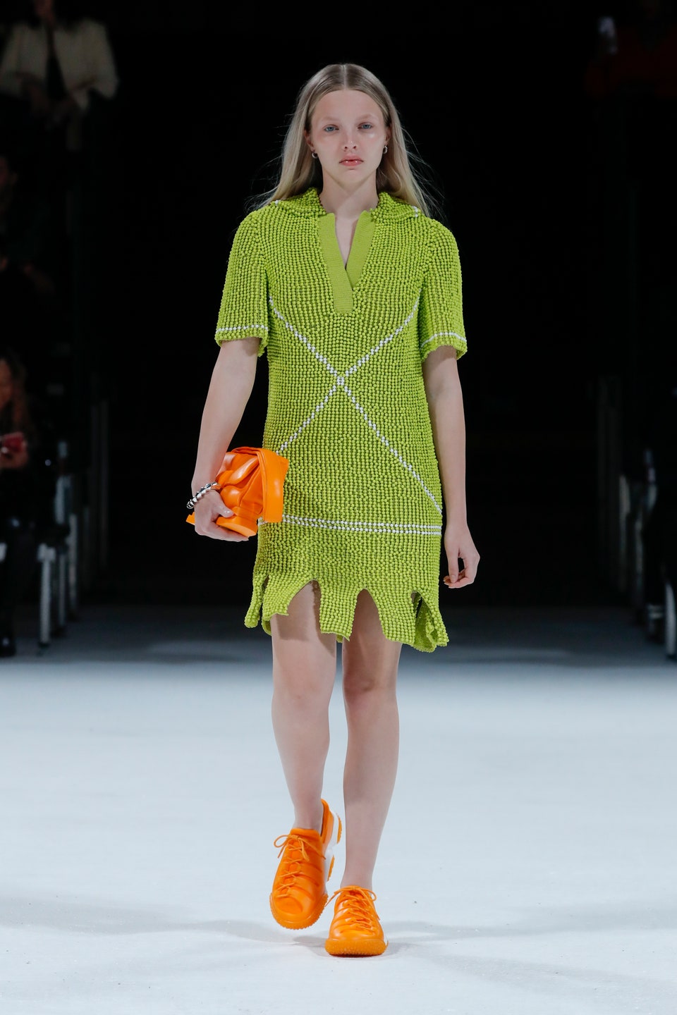 Sneakers: 6 καλοκαιρινά office looks από τον οδηγό της Vogue-6