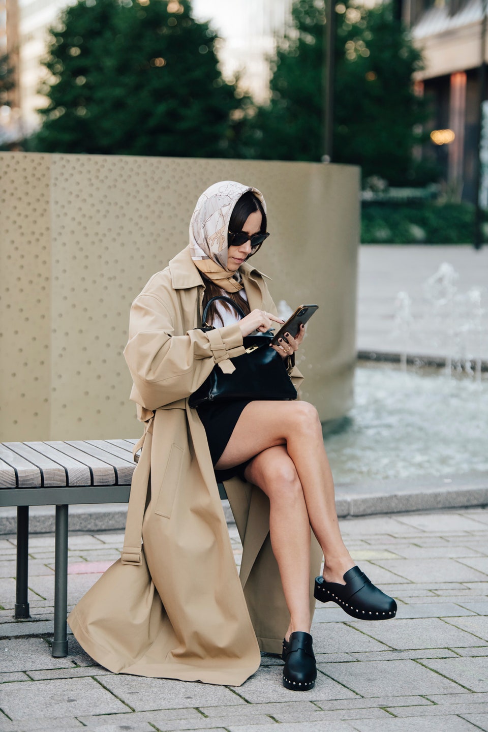 Clogs: 4 easy chic εμφανίσεις με τα μεταβατικά παπούτσια-3