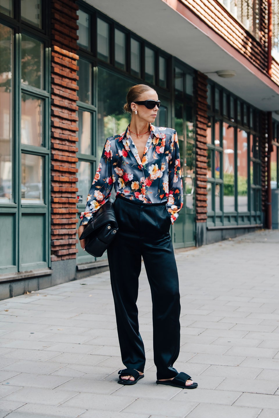 Το νέο office look περιλαμβάνει dress pants και σανδάλια-3