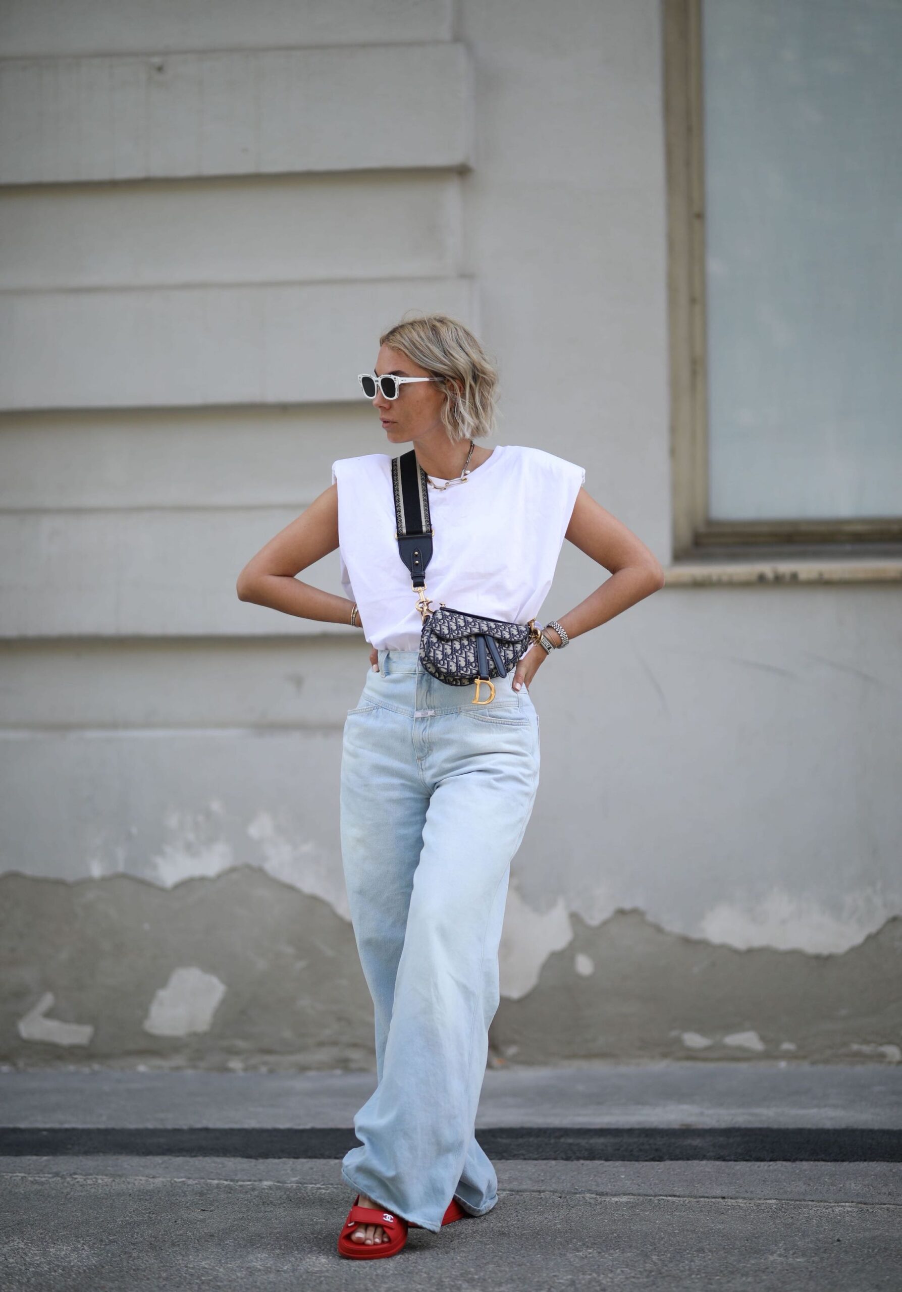Baggy jeans & φλατ σανδάλια: 5 τρόποι να απογειώσετε το πιο άνετο combo-4