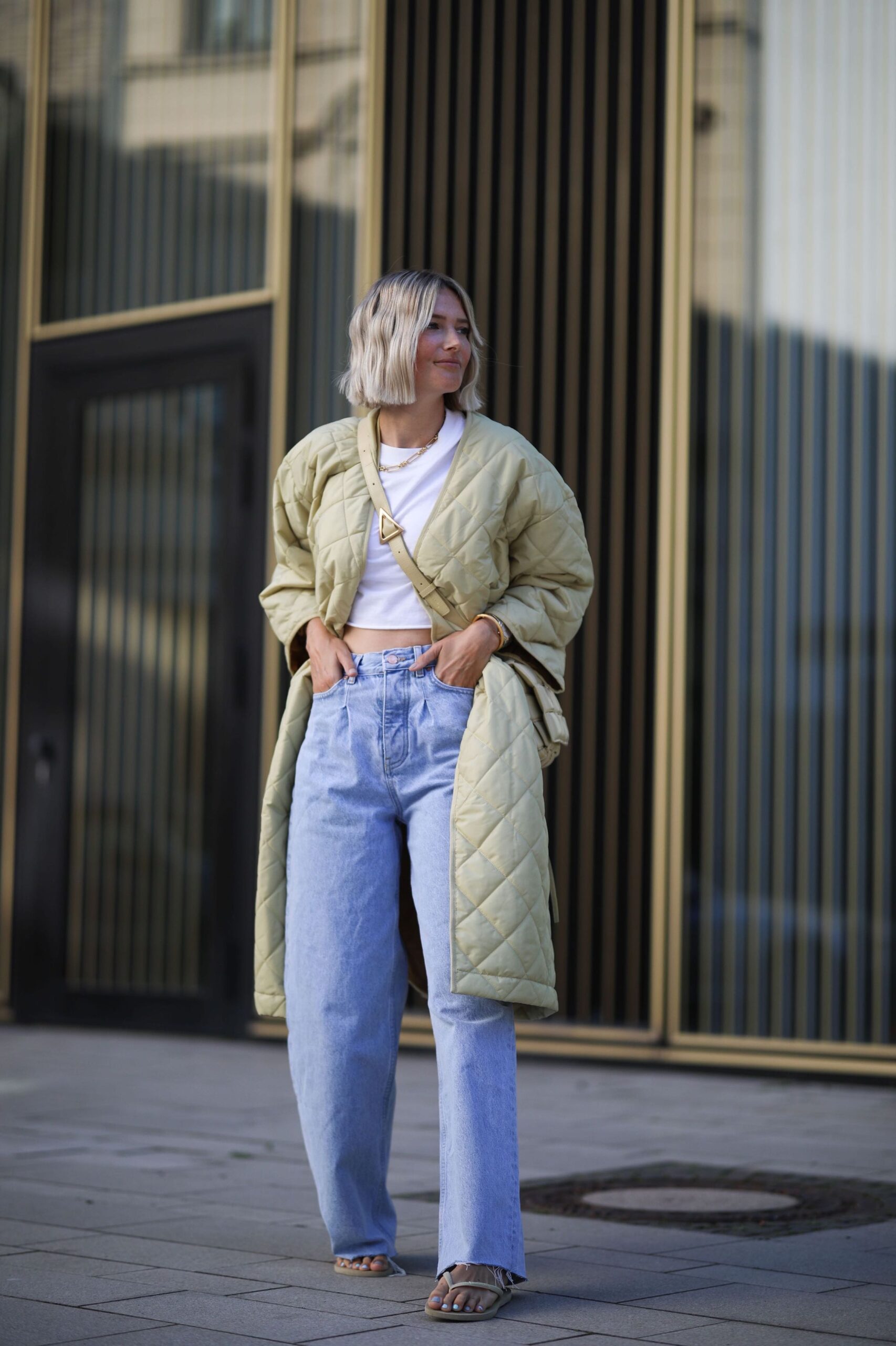 Baggy jeans & φλατ σανδάλια: 5 τρόποι να απογειώσετε το πιο άνετο combo-5