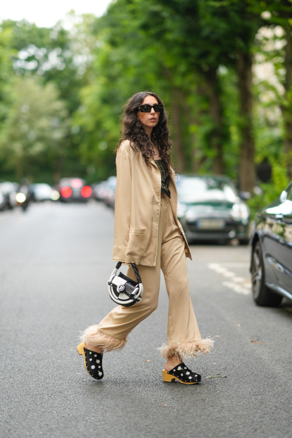 Clogs: 4 easy chic εμφανίσεις με τα μεταβατικά παπούτσια-2