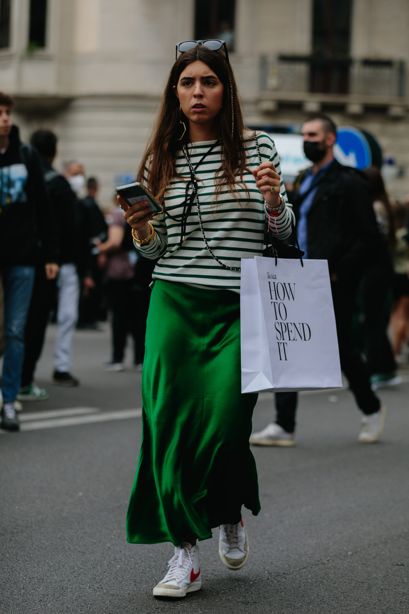 Sneakers: 6 καλοκαιρινά office looks από τον οδηγό της Vogue-2