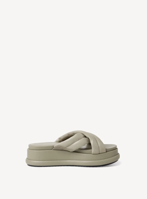 9 άνετα slides για τα comfy chic looks του καλοκαιριού-9