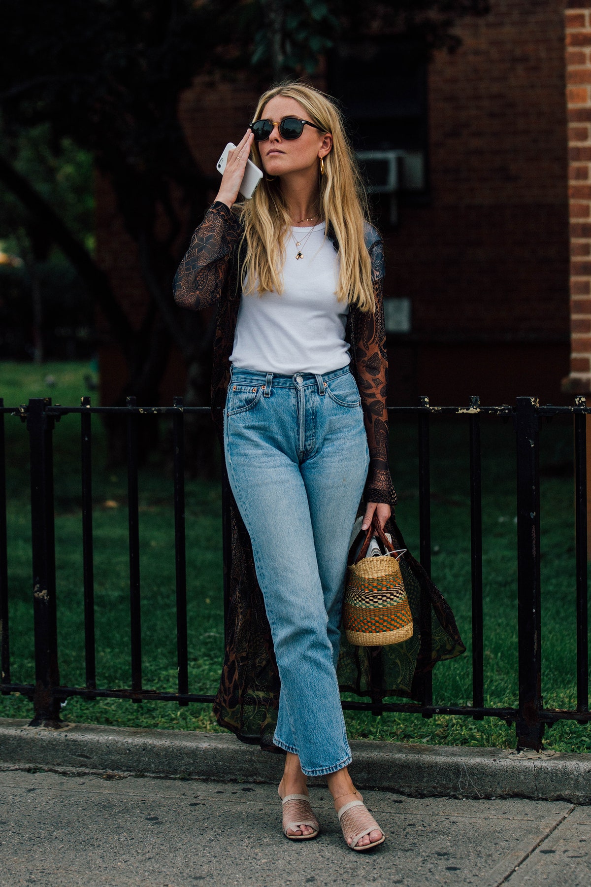 8 easy-to-style εμφανίσεις με τζιν για την μεταβατική περίοδο-6