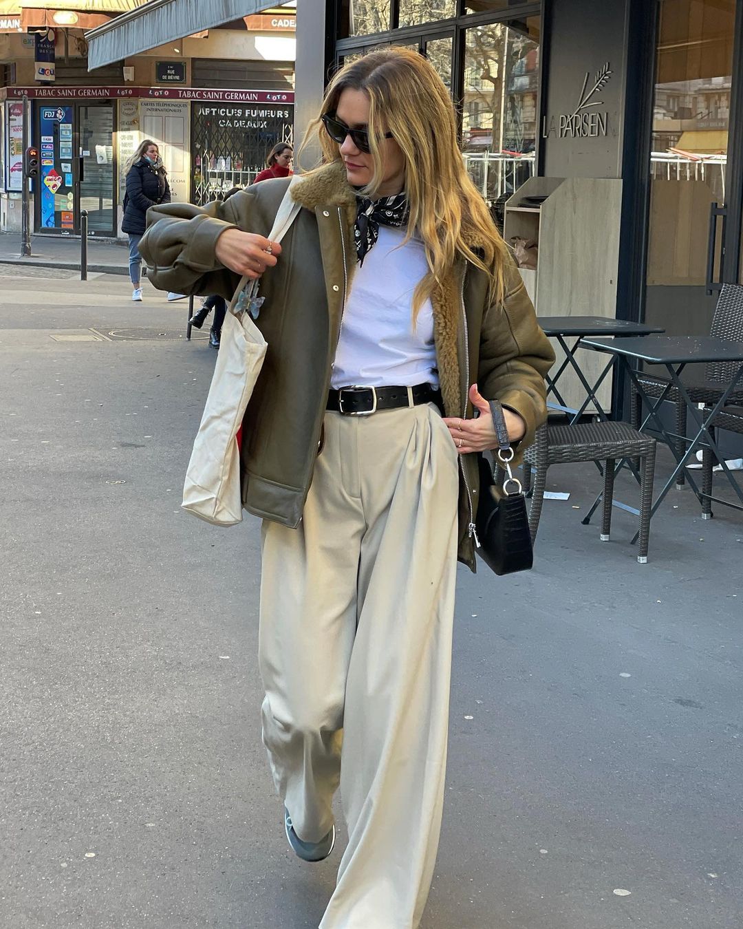 Το νέο parisian chic περιλαμβάνει baggy τζιν και sneakers-2