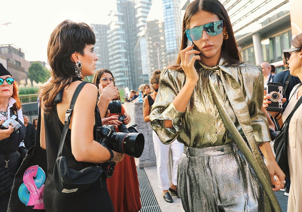Gilded Glamour: Πώς θα φορέσουμε το θέμα του Met Gala 2022 στο street style;-3