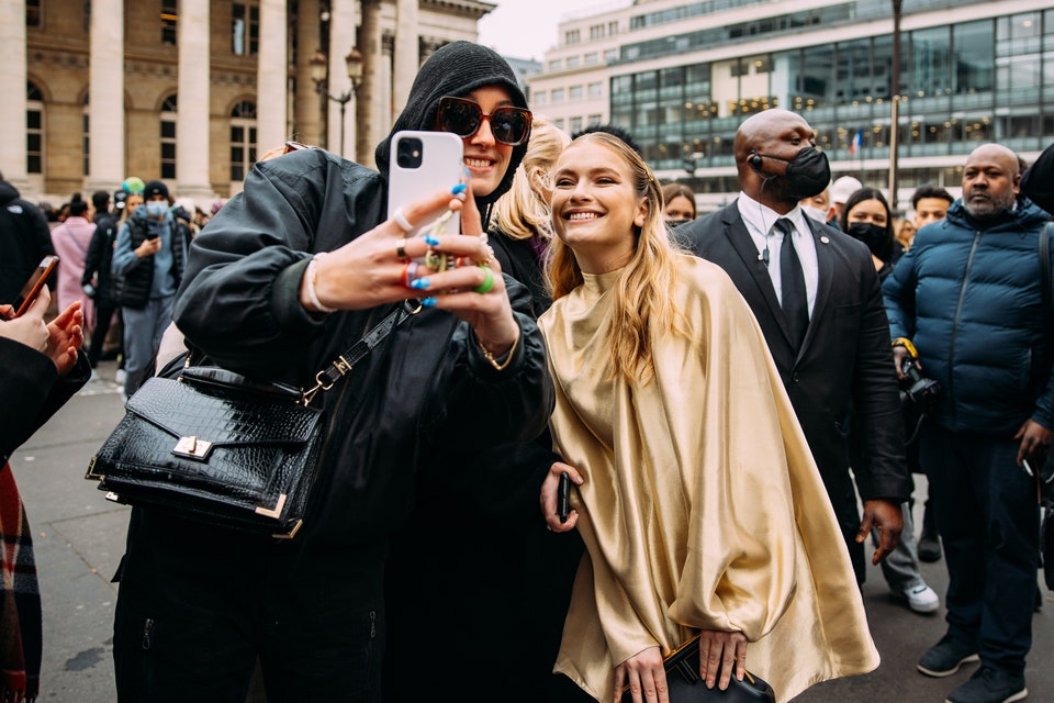 Gilded Glamour: Πώς θα φορέσουμε το θέμα του Met Gala 2022 στο street style;-7