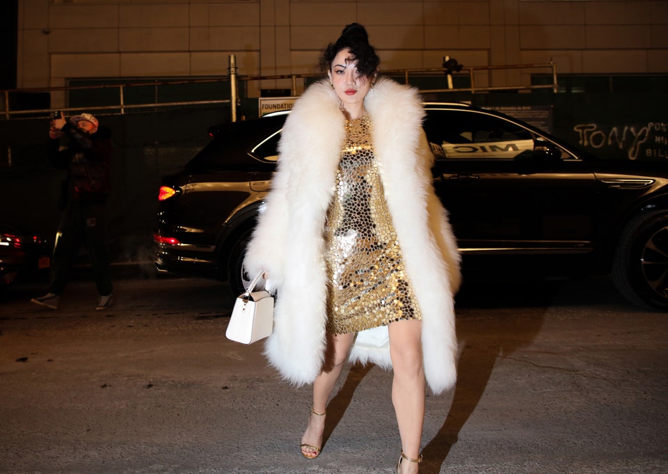 Gilded Glamour: Πώς θα φορέσουμε το θέμα του Met Gala 2022 στο street style;-6