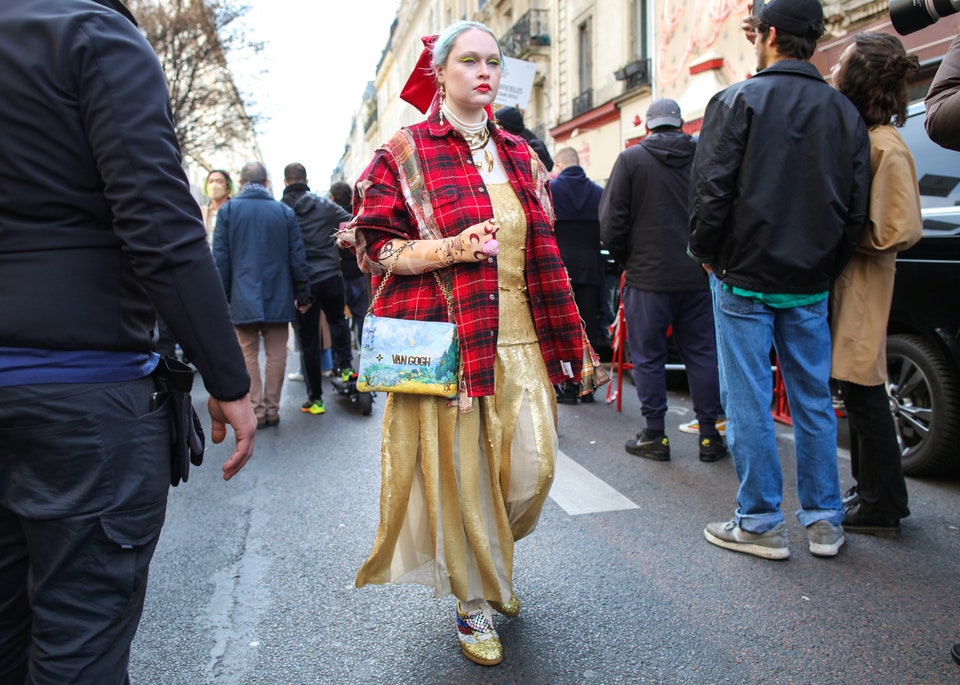 Gilded Glamour: Πώς θα φορέσουμε το θέμα του Met Gala 2022 στο street style;-10