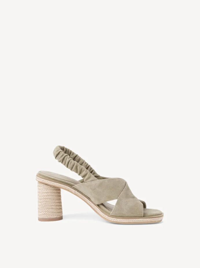 8 άνετα mid-heeled πέδιλα που φορούν οι best dressed γυναίκες-8