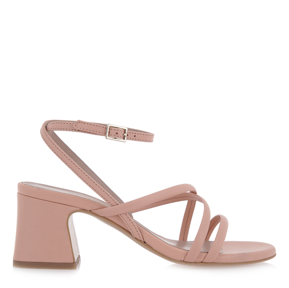 8 άνετα mid-heeled πέδιλα που φορούν οι best dressed γυναίκες-5