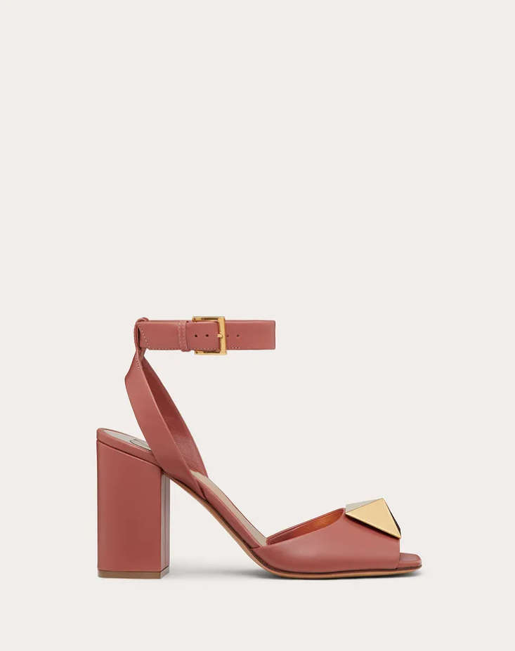 8 άνετα mid-heeled πέδιλα που φορούν οι best dressed γυναίκες-1