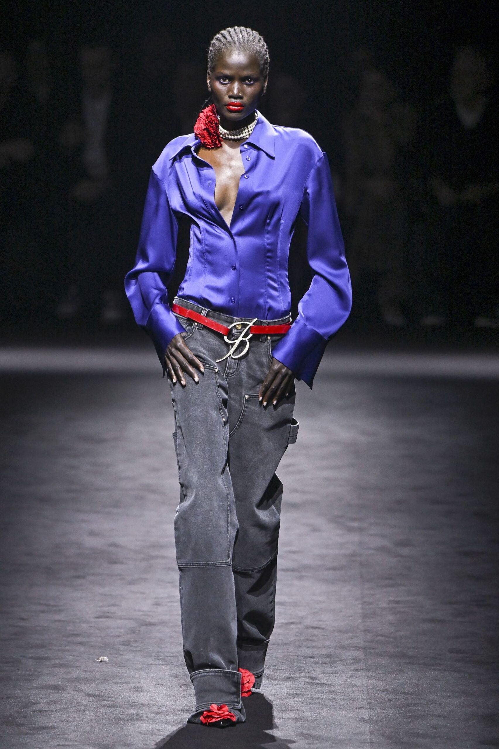 Baggy jeans και τοπ κάνουν το τέλειο party outfit-3
