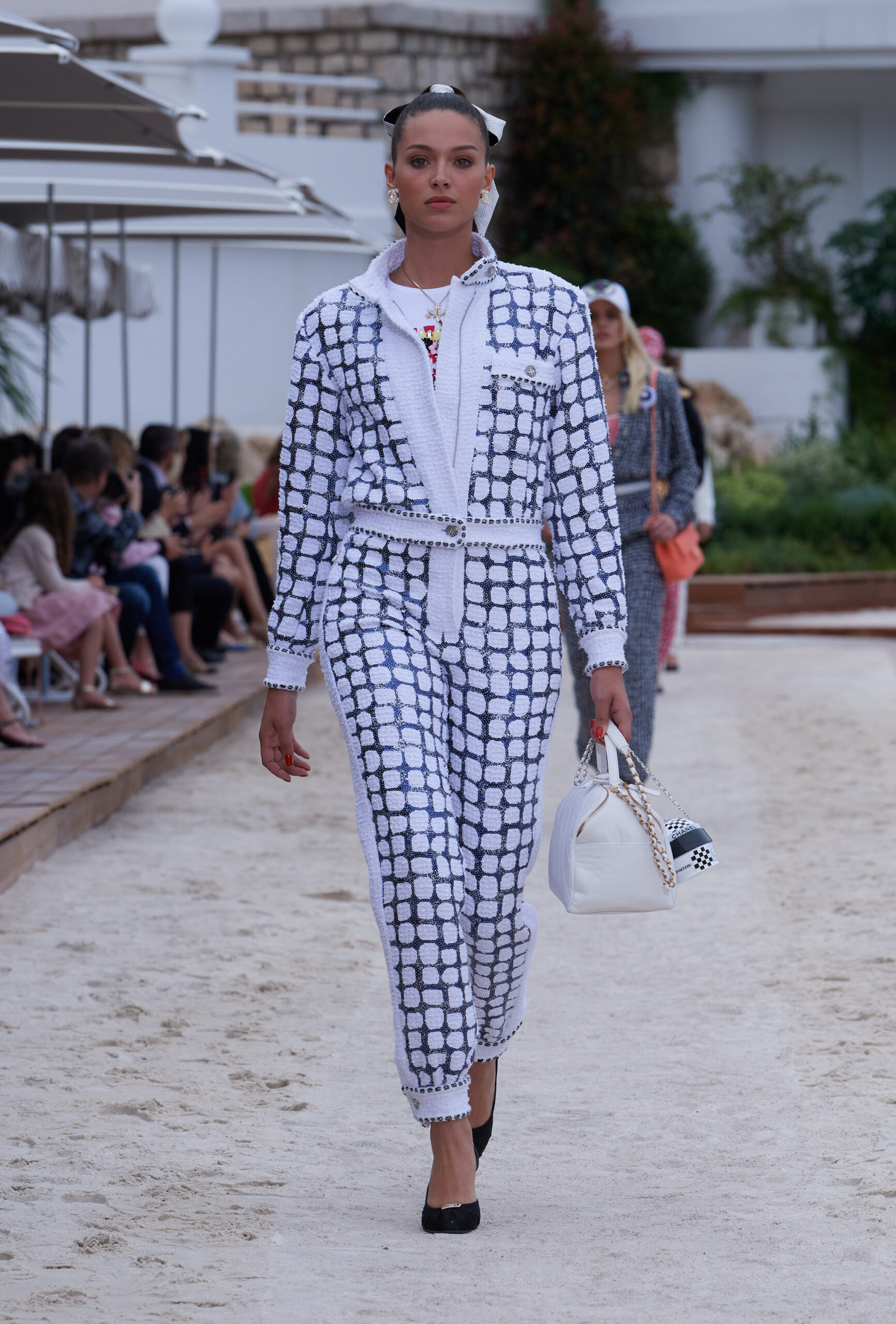 To Chanel Cruise 2022/23 show ήταν Formula 1 inspired-6