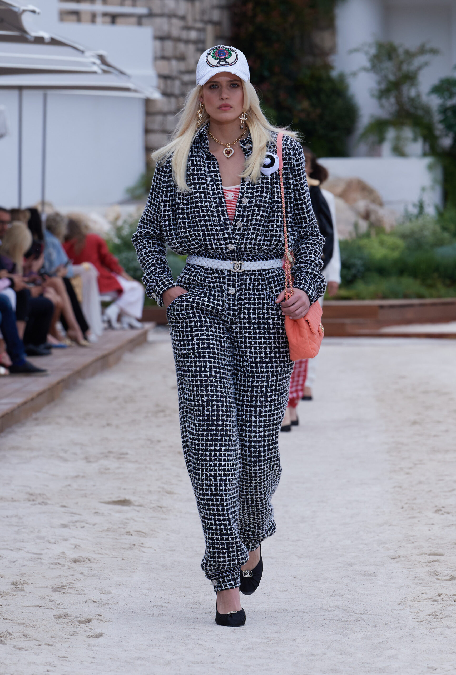 To Chanel Cruise 2022/23 show ήταν Formula 1 inspired-15