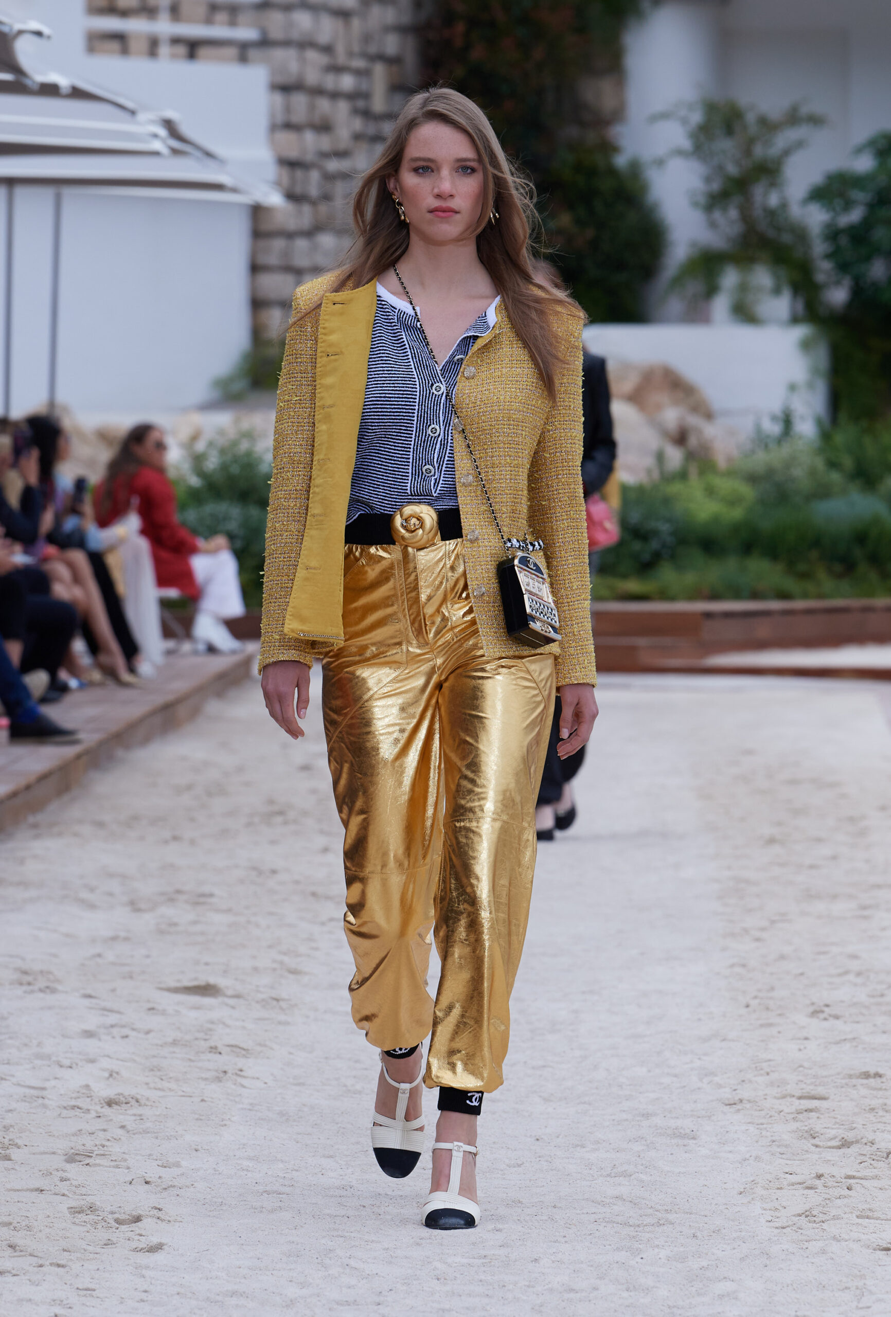 To Chanel Cruise 2022/23 show ήταν Formula 1 inspired-11