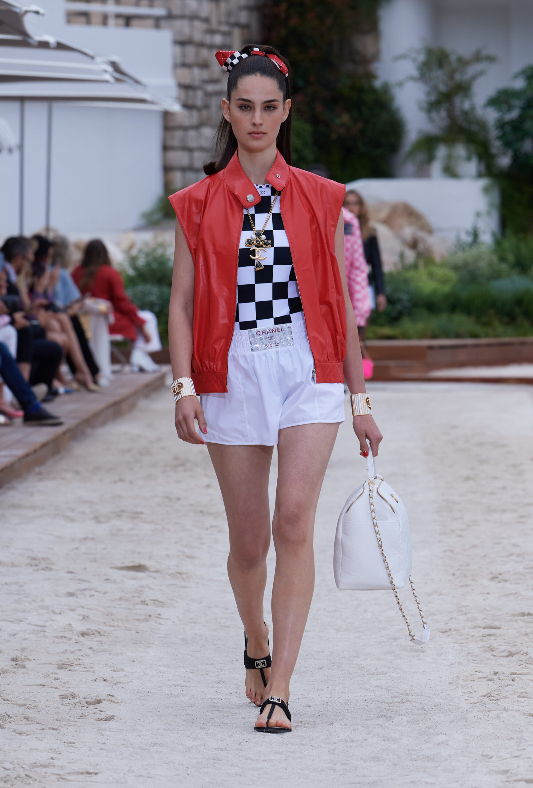To Chanel Cruise 2022/23 show ήταν Formula 1 inspired-17