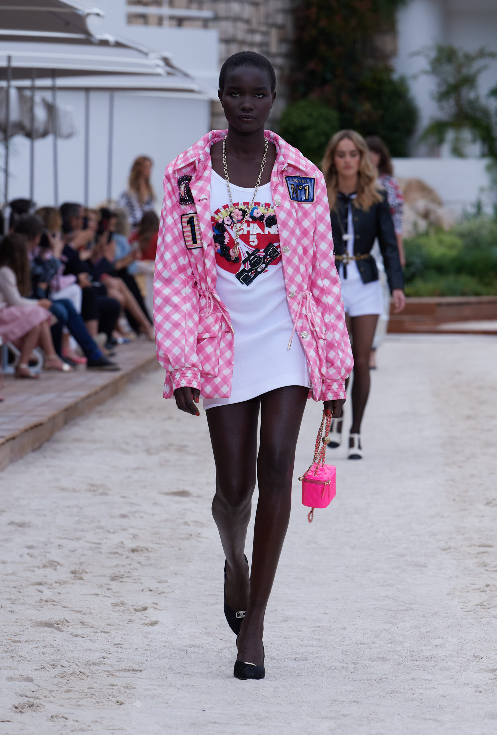 To Chanel Cruise 2022/23 show ήταν Formula 1 inspired-18