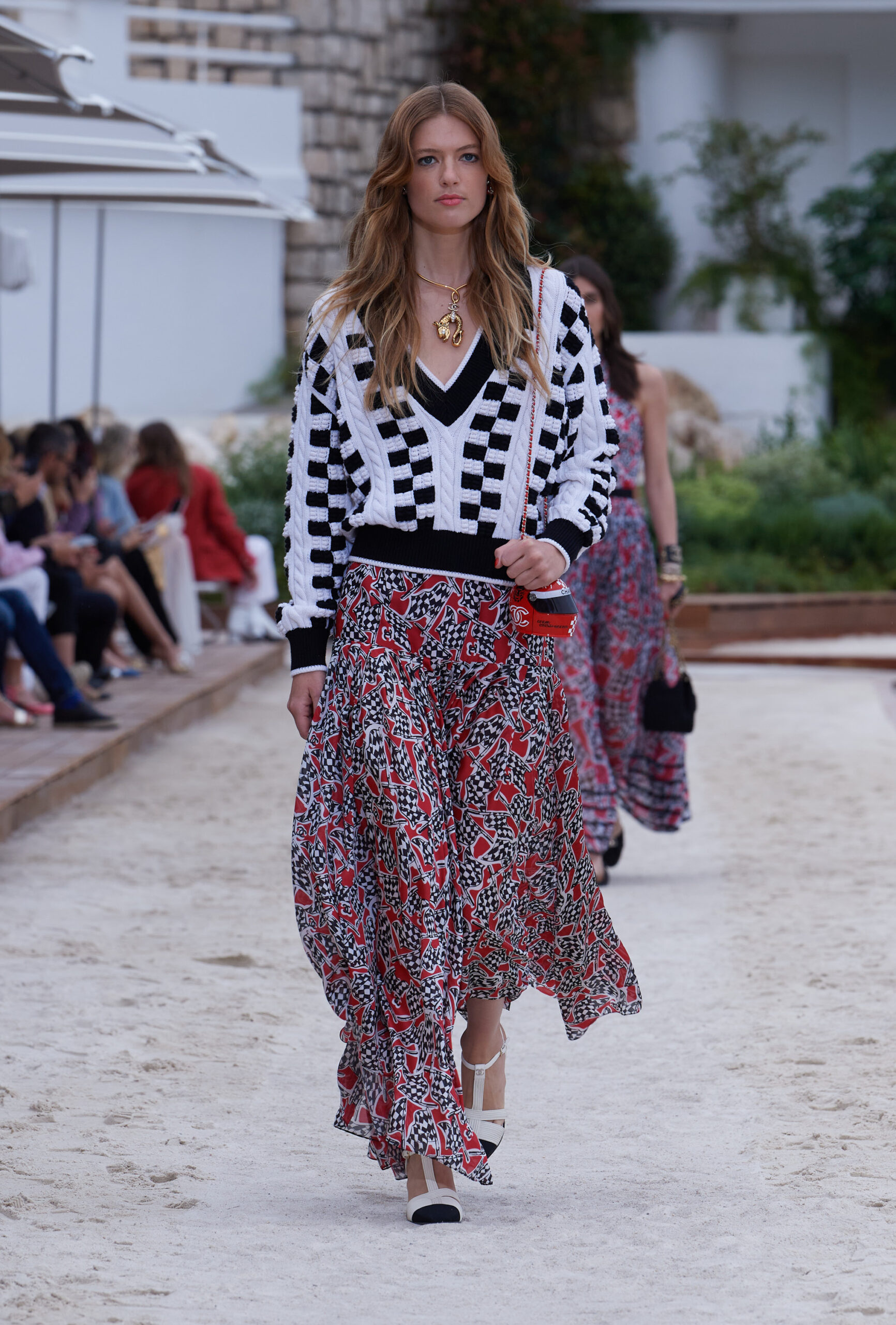 To Chanel Cruise 2022/23 show ήταν Formula 1 inspired-21