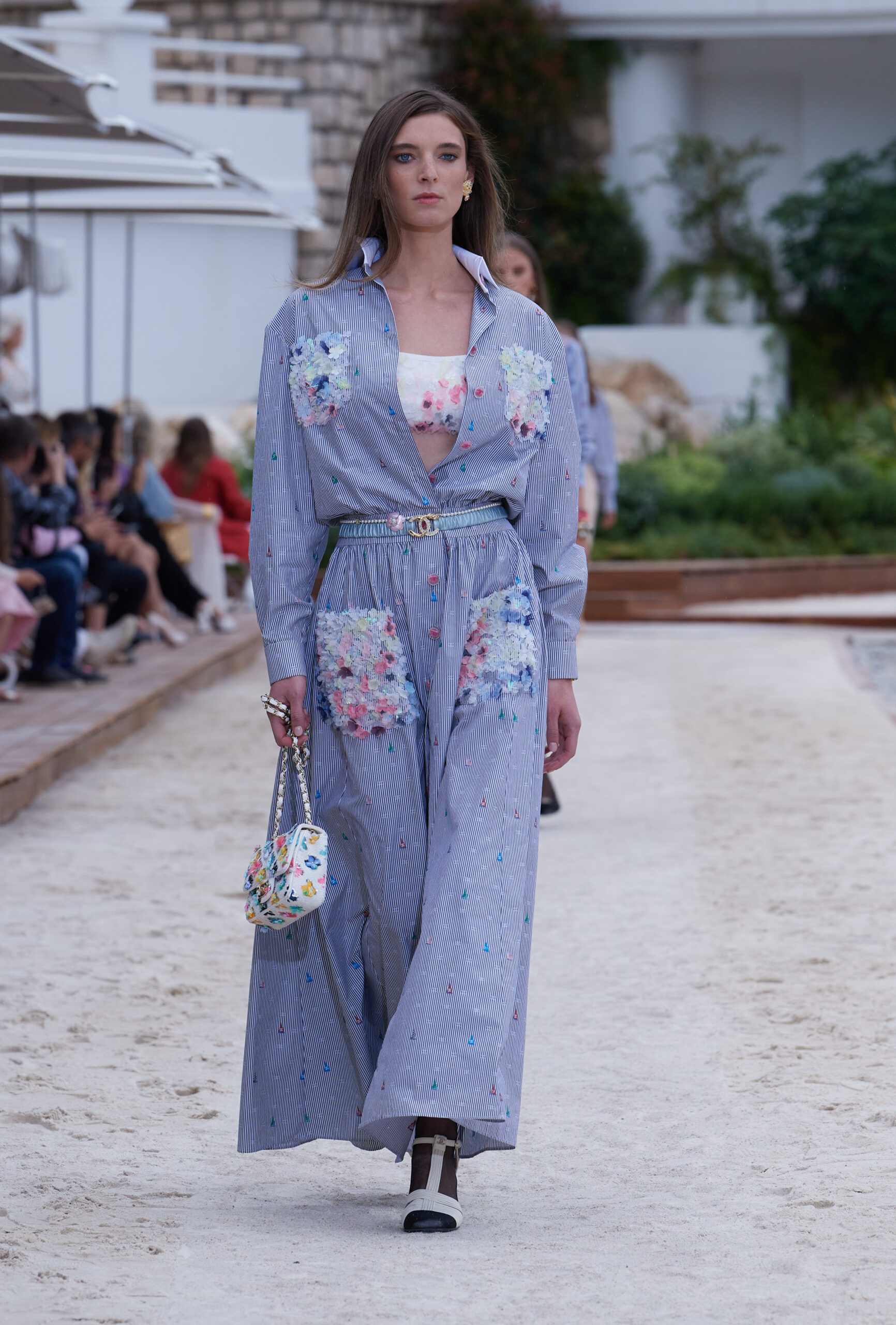 To Chanel Cruise 2022/23 show ήταν Formula 1 inspired-23