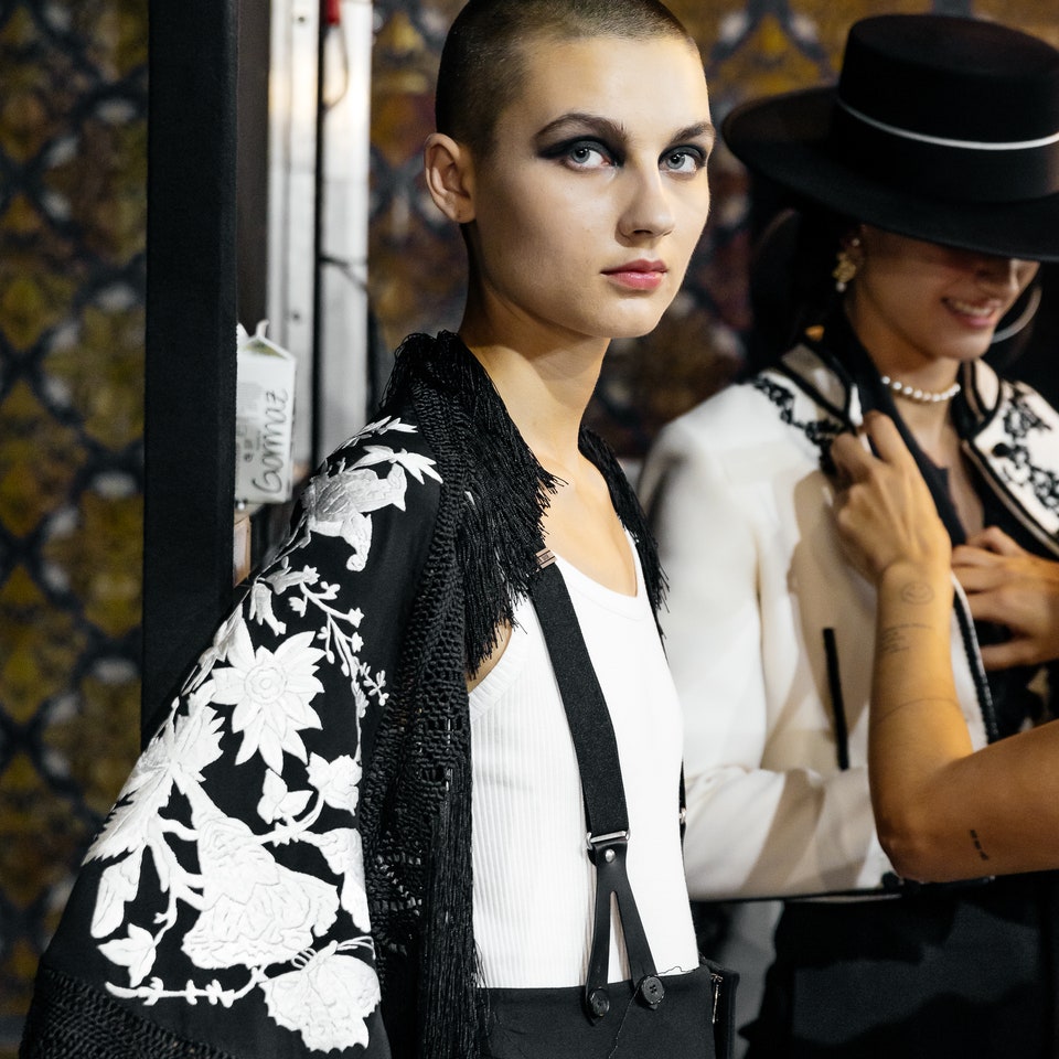 Το σάλι γίνεται trend με την έγκριση του οίκου Dior-3