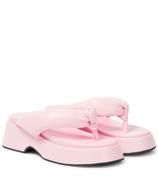 Puffy sandals: Τα πιο elegant ζευγάρια του καλοκαιριού-6