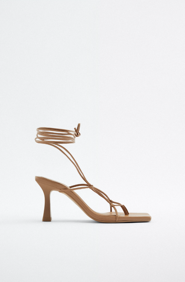 Square-Toe πέδιλα: Τα 7 πιο trendy παπούτσια για κάθε στυλ-5