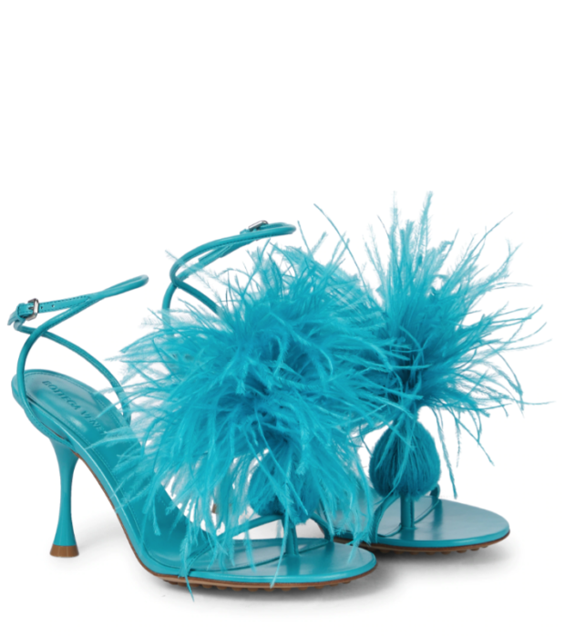 Blue sandals: 6 ζευγάρια για τα date nights του καλοκαιριού-1