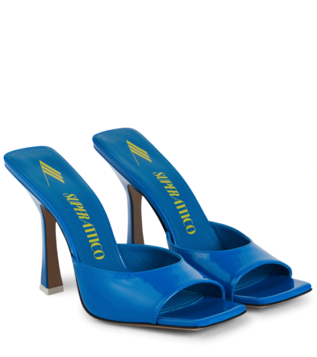 Blue sandals: 6 ζευγάρια για τα date nights του καλοκαιριού-3