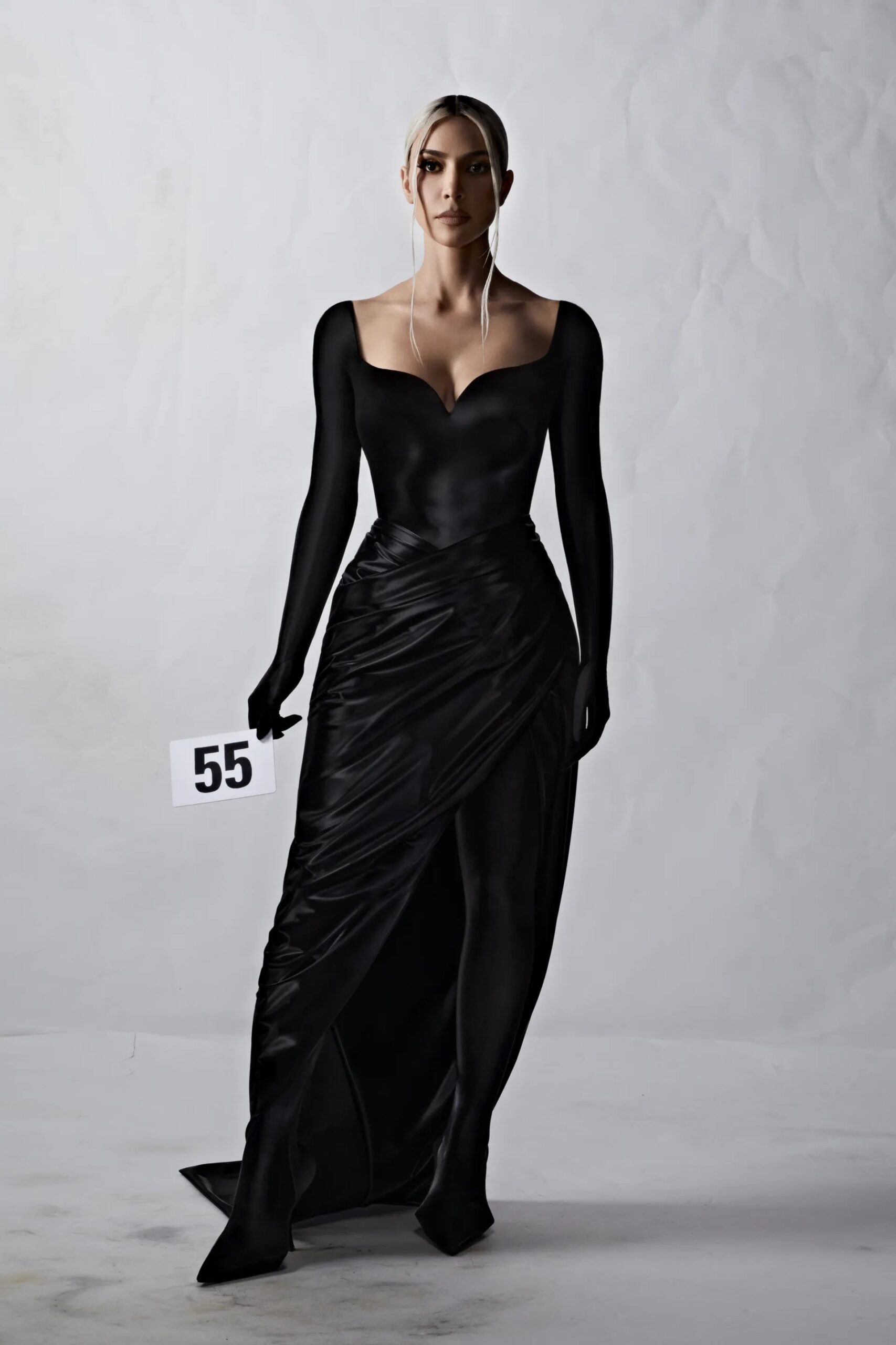 Balenciaga Couture FW22: Kim Kardashian, Nicole Kidman, Dua Lipa περπατούν στην πασαρέλα-1