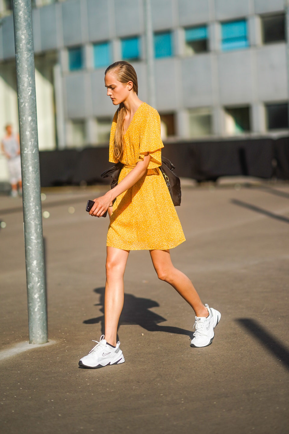 Φορέματα και sneakers: Οι μόνοι συνδυασμοί που πρέπει να δείτε για το καλοκαίρι και το φθινόπωρο-1