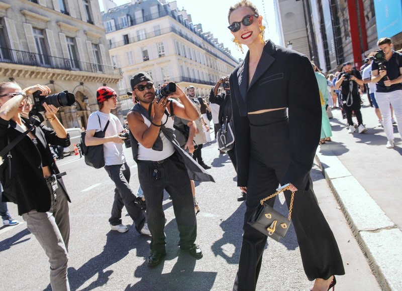 Τα πρώτα look του φθινοπώρου είναι total black-5