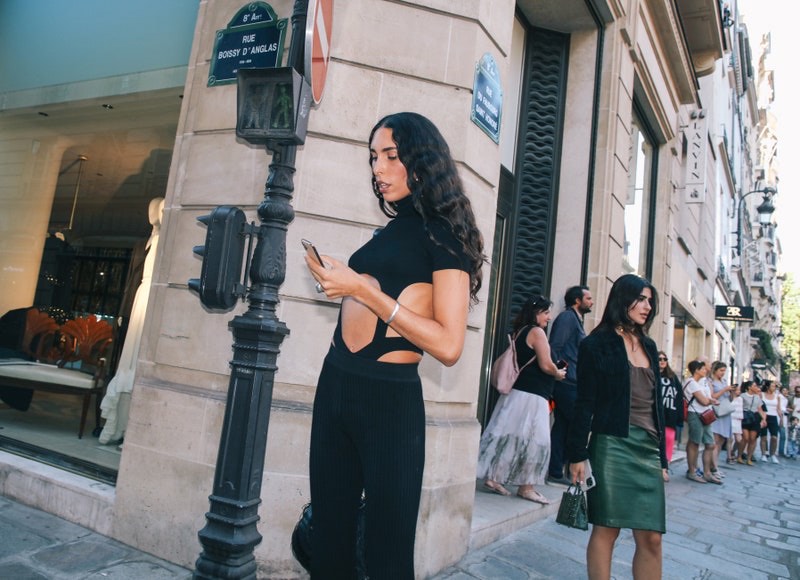 Τα πρώτα look του φθινοπώρου είναι total black-3