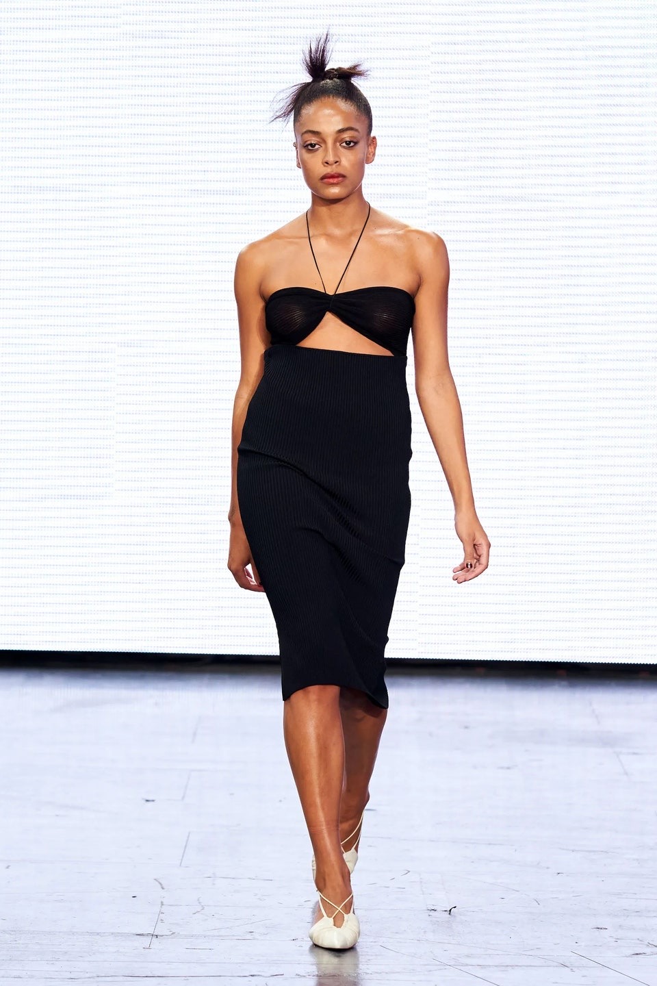 Cut-out dress: Το πιο σέξι φόρεμα της καλοκαιρινής γκαρνταρόμπας-2
