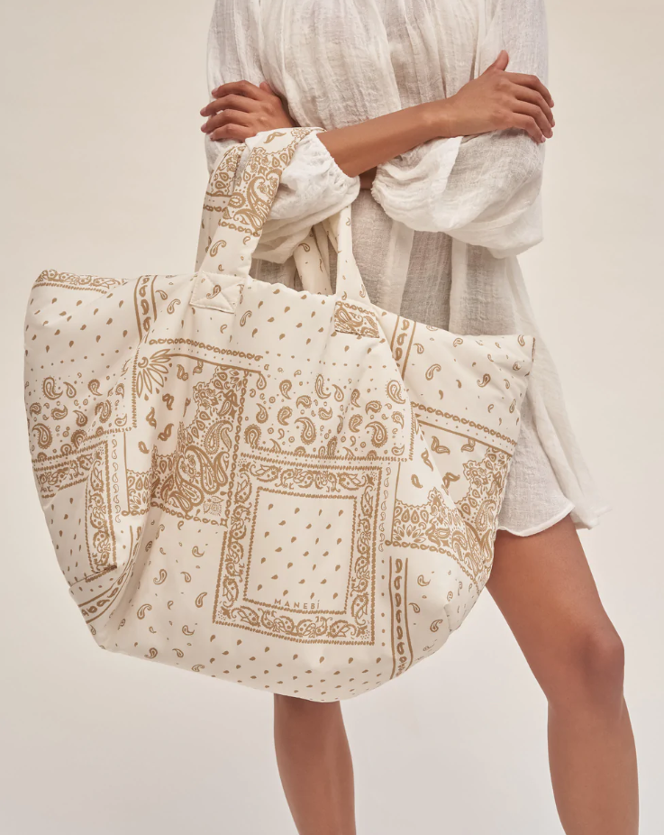 Bandana bag: Η τσάντα που κρατούν τώρα οι Παριζιάνες είναι η πιο boho του καλοκαιριού-2