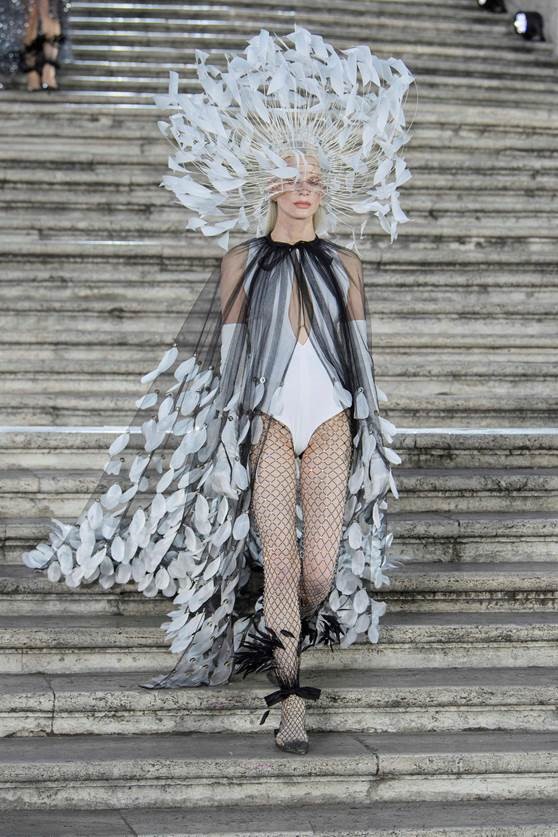 Valentino Couture AW22-23: Όλες οι λεπτομέρειες για το εντυπωσιακό show στη Ρώμη-6