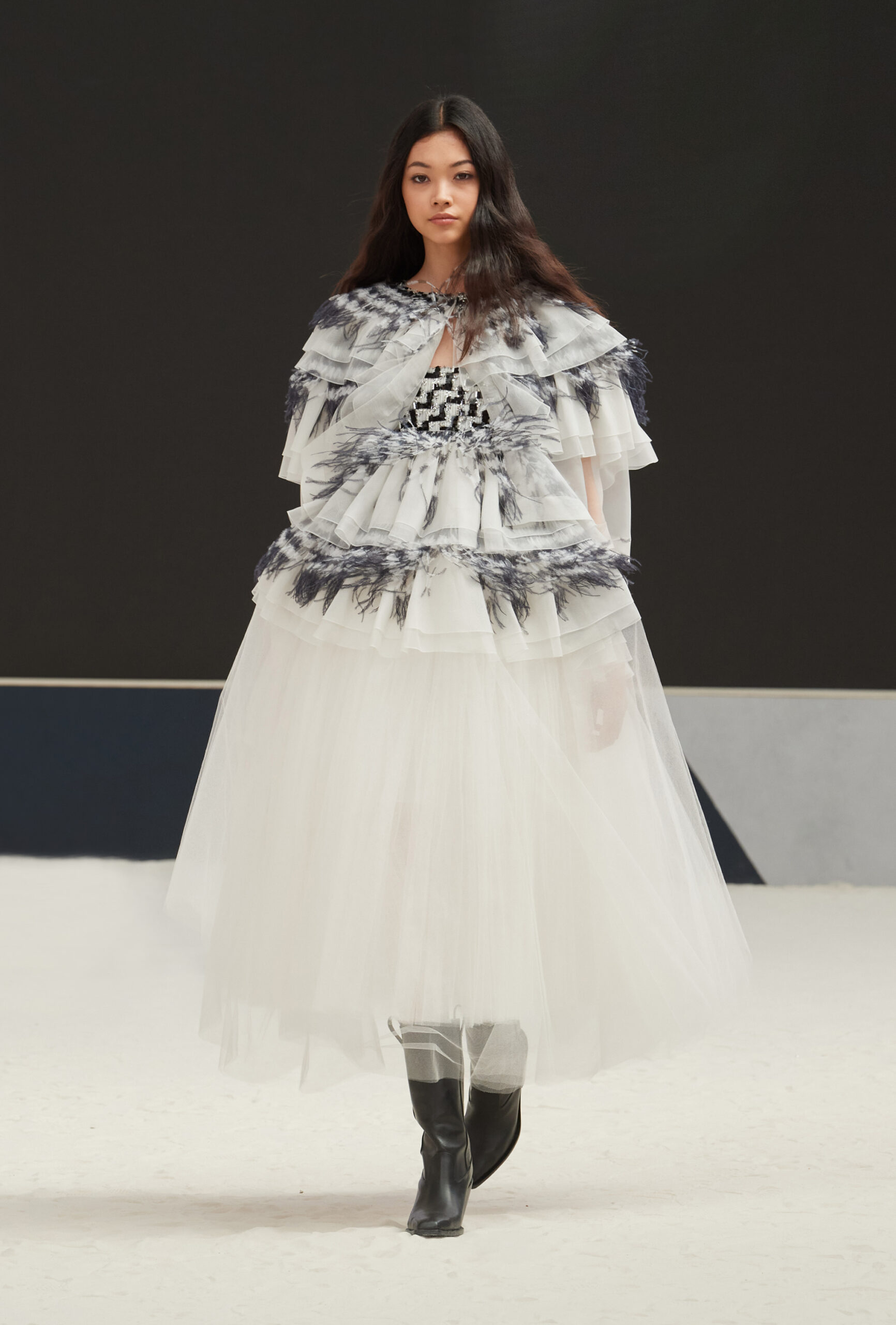 Chanel Couture Fall/Winter 22-23: Επιστροφή στα 30s-10