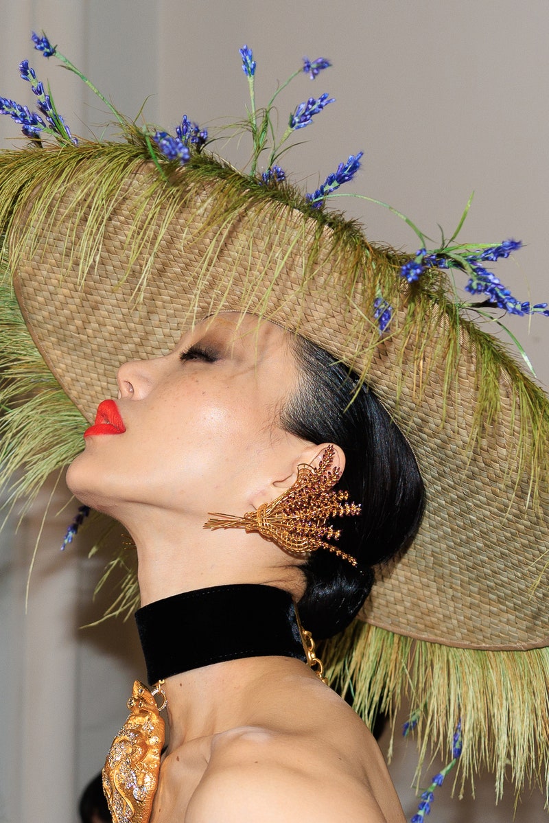 Schiaparelli Couture FW22-23: Οι πιο εντυπωσιακές δημιουργίες στο catwalk-12