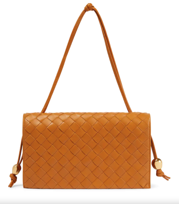 Slim-fit bags: Η νέα it τσάντα του φθινοπώρου μόλις κατέφθασε-4
