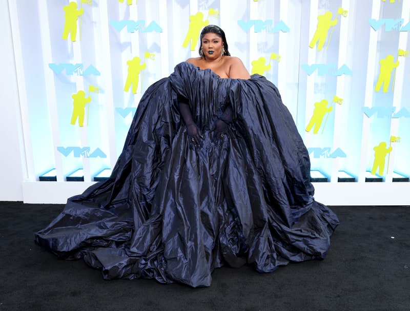 VMAs 2022: Το dark glam κυριάρχησε στο κόκκινο χαλί-2