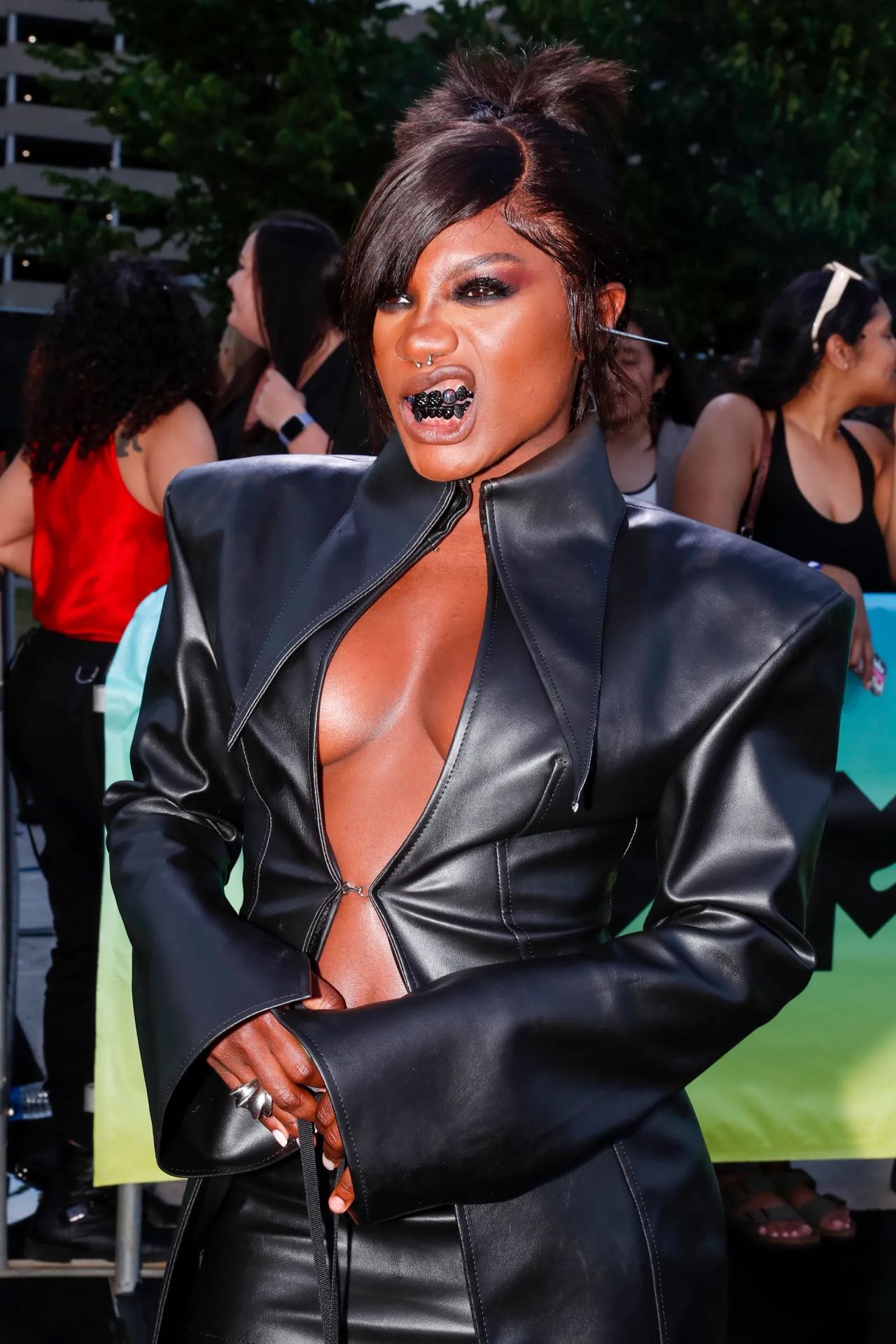 VMAs 2022: Όλα τα beauty look που ξεχώρισαν-10