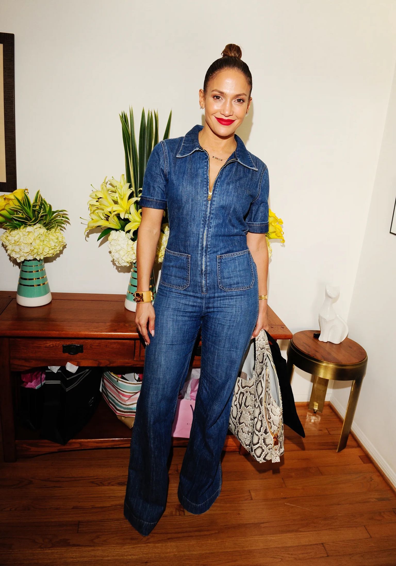 10 looks αποδεικνύουν πως η Jennifer Lopez είναι η βασίλισσα του denim-7