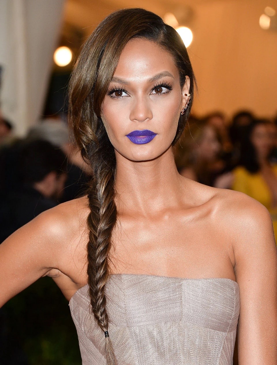 Κοτσίδα στο πλάι: 5 celebrity approved στιλ για το καλοκαίρι-1