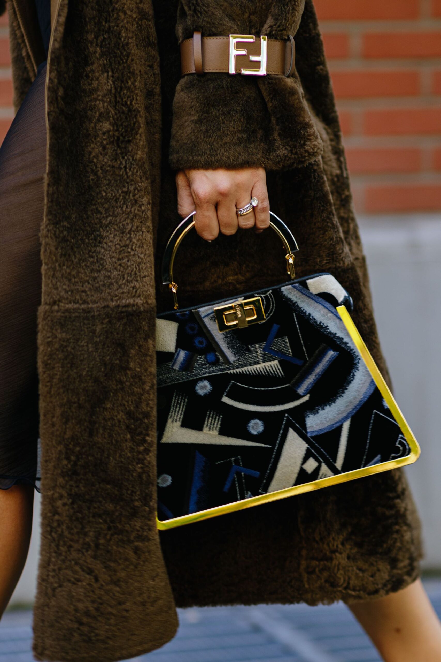 Τα 6 μεγαλύτερα bag trends από το street style-5